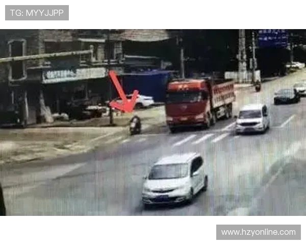 10米路程变更两条车道 小轿车被撞横在路面